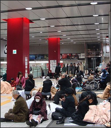 20110413-Sendai_earthquake_Shinjuku_Station.JPG