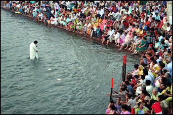 20120501-GangesHindu_public_prayer_in_Haridwar.jpg