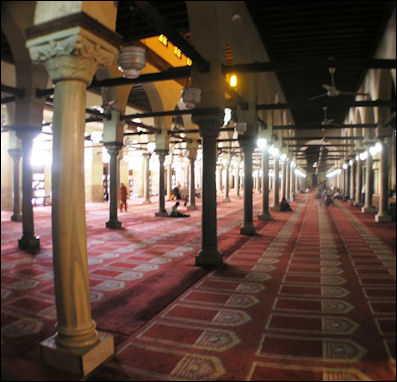 20120509-624px-Cairo_-_Islamic_district_-_Al-Azhar_Mosque_prayer_hall.JPG