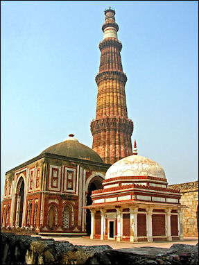 20120509-Alai_Gate_and_Qutub_Minar.jpg