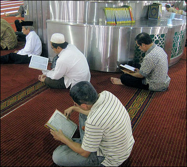 20120509-Istiqlal_Mosque_Reciting_Al_Quran.JPG