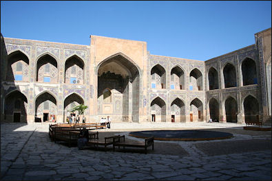 20120510-Samarkand_madrasa_Shir_Dar_courtyard.JPG