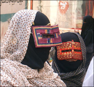 20120510-burqa_in_Bamdar_Abbas_(south_Iran).jpg