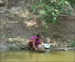 20120513-800px-Woman_Washing_at_Bangladeshi_Village.JPG