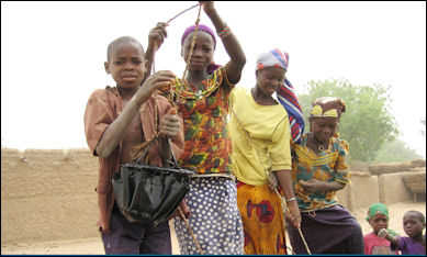 20120514-Niger_well_children_peacecorps.jpg