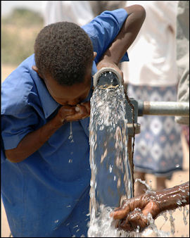 20120514-child_drinks_water_from_a_well_built_by_Shant_Abak.jpg