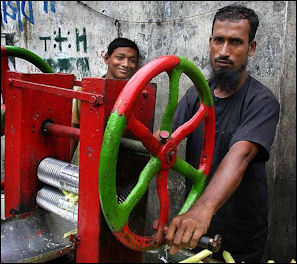 20120526-Sugarcane_juice_vendors_Dhaka.jpg