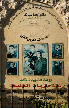 20120709-Nablus_Martyrs_memorial_Victor_Grigas_2011.jpg