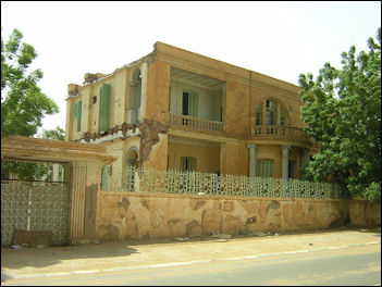 20120711-800px-Colonial_house_in_Khartoum_001.jpg