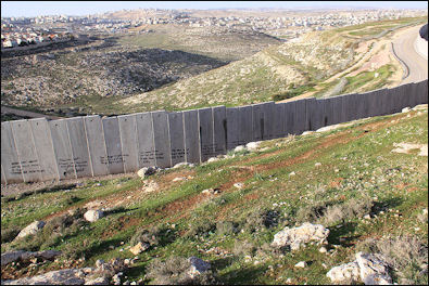 20120711-800px-Israeli_West-Bank_barrier_Ramallah.jpg